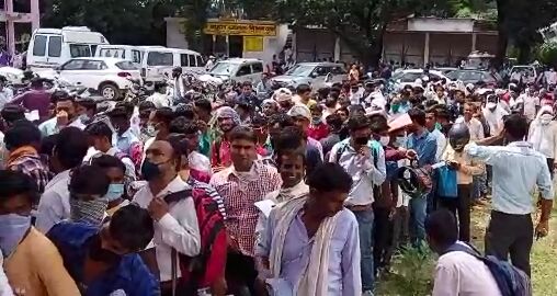 बिजनौर में स्वास्थ्य विभाग में उड़ी सोशल डिस्टेंसिंग की धज्जियां बिजनौर में स्वास्थ्य विभाग में उड़ी सोशल डिस्टेंसिंग की धज्जियां