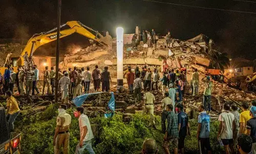 महाराष्ट्रः रायगढ़ बिल्डिंग हादसे पर एक्शन में पुलिस, बिल्डर समेत 5 के खिलाफ FIR, 11 की मौत महाराष्ट्रः रायगढ़ बिल्डिंग हादसे पर एक्शन में पुलिस, बिल्डर समेत 5 के खिलाफ FIR, 11 की मौत