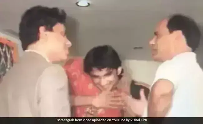 बहन श्वेता सिंह कीर्ति को गले गलाकर रो पड़े थे सुशांत, सामने आया नया Video बहन श्वेता सिंह कीर्ति को गले गलाकर रो पड़े थे सुशांत, सामने आया नया Video