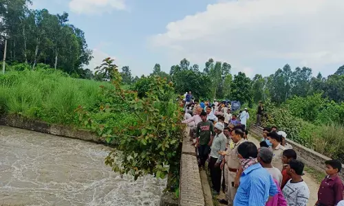 महिला ने तीन बच्चों संग नहर में लगाई छलांग महिला ने तीन बच्चों संग नहर में लगाई छलांग