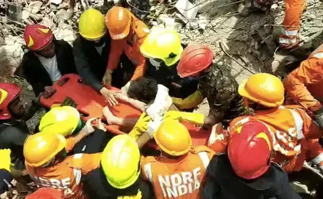 रायगढ़ बिल्डिंग हादसा: 20 घंटे बाद सुरक्षित बाहर निकाला गया 4 साल का मासूम, राहत और बचाव कार्य जारी रायगढ़ बिल्डिंग हादसा: 20 घंटे बाद सुरक्षित बाहर निकाला गया 4 साल का मासूम, राहत और बचाव कार्य जारी