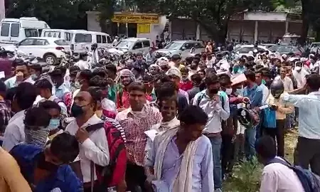 बिजनौर में स्वास्थ्य विभाग में उड़ी सोशल डिस्टेंसिंग की धज्जियां बिजनौर में स्वास्थ्य विभाग में उड़ी सोशल डिस्टेंसिंग की धज्जियां