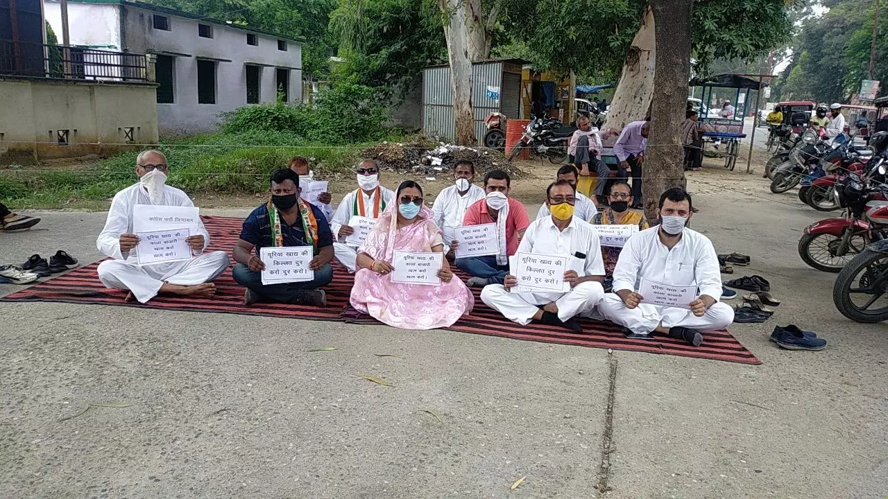यूपी के बिजनौर में यूरिया खाद की मांग को लेकर विरोध प्रदर्शन किया