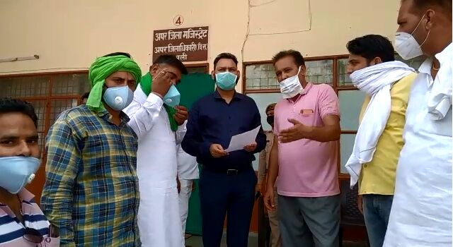 शामली: भारतीय किसान यूनियन ने बाजारों में लगे अश्लील पोस्टर पर जताया रोष, एडीएम शामली को सौंपा ज्ञापन शामली: भारतीय किसान यूनियन ने बाजारों में लगे अश्लील पोस्टर पर जताया रोष, एडीएम शामली को सौंपा ज्ञापन