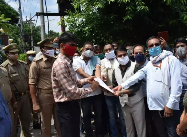बलिया के पत्रकार की हत्या के विरोध में नोएडा के पत्रकारों ने जिलाधिकारी को सौंपा ज्ञापन बलिया के पत्रकार की हत्या के विरोध में नोएडा के पत्रकारों ने जिलाधिकारी को सौंपा ज्ञापन