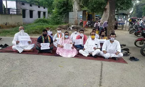यूपी के बिजनौर में यूरिया खाद की मांग को लेकर विरोध प्रदर्शन किया यूपी के बिजनौर में यूरिया खाद की मांग को लेकर विरोध प्रदर्शन किया