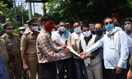 बलिया के पत्रकार की हत्या के विरोध में नोएडा के पत्रकारों ने जिलाधिकारी को सौंपा ज्ञापन बलिया के पत्रकार की हत्या के विरोध में नोएडा के पत्रकारों ने जिलाधिकारी को सौंपा ज्ञापन