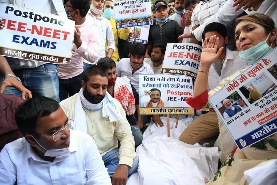 कोरोना महामारी में NEET -JEE की परीक्षाएं करवाकर देश के छात्रों के भविष्य के साथ खिलवाड़ कर रही है सरकार