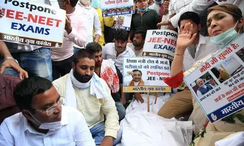 कोरोना महामारी में NEET -JEE की परीक्षाएं करवाकर देश के छात्रों के भविष्य के साथ खिलवाड़ कर रही है सरकार कोरोना महामारी में NEET -JEE की परीक्षाएं करवाकर देश के छात्रों के भविष्य के साथ खिलवाड़ कर रही है सरकार