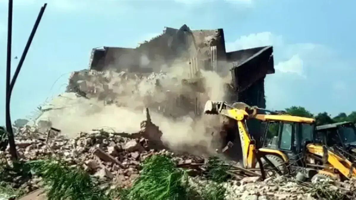 मुख्तार गैंग के स्लॉटर हाउस पर चला योगी सरकार का बुलडोजर, ताश के पत्तों की तरह बिखरा मुख्तार गैंग के स्लॉटर हाउस पर चला योगी सरकार का बुलडोजर, ताश के पत्तों की तरह बिखरा