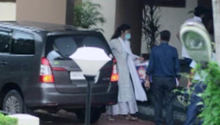 रिया चक्रवर्ती DRDO गेस्ट हाउस से निकलीं, 8 घंटे से पूछताछ कर रही थी CBI, सीबीआई ने पूछे ये सवाल रिया चक्रवर्ती DRDO गेस्ट हाउस से निकलीं, 8 घंटे से पूछताछ कर रही थी CBI, सीबीआई ने पूछे ये सवाल
