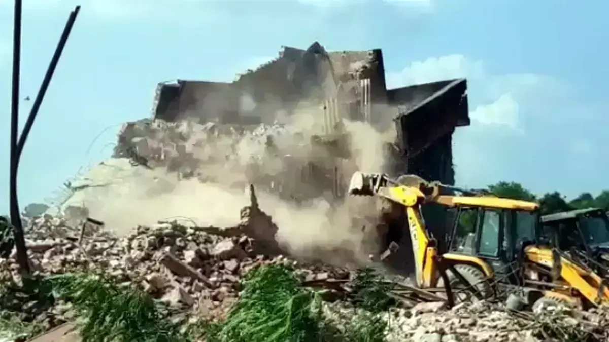 मुख्तार गैंग के स्लॉटर हाउस पर चला योगी सरकार का बुलडोजर, ताश के पत्तों की तरह बिखरा
