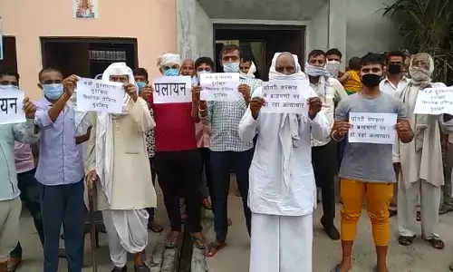 गांव में 10 ब्राह्मण परिवारों ने लगाए पलायन के पोस्टर, पुलिस ने दूसरे पक्ष के तीन लोग भेजे जेल, चौकी इंचार्ज सस्पेंड
