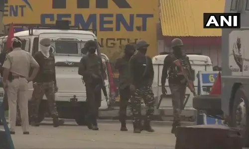 J&K: सुरक्षा बलों के एनकाउंटर में 3 आतंकवादी ढेर, पुलिस का एक जवान भी शहीद, ऑपरेशन जारी J&K: सुरक्षा बलों के एनकाउंटर में 3 आतंकवादी ढेर, पुलिस का एक जवान भी शहीद, ऑपरेशन जारी