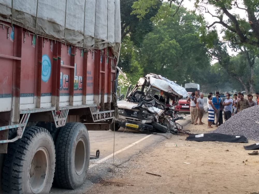 ट्रक और ट्रेवलर में भीषण टक्कर,हादसे में पांच लोगों की मौत ट्रक और ट्रेवलर में भीषण टक्कर,हादसे में पांच लोगों की मौत