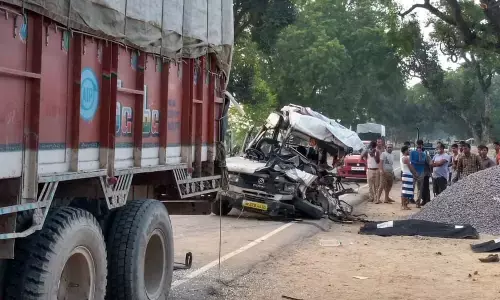 ट्रक और ट्रेवलर में भीषण टक्कर,हादसे में पांच लोगों की मौत ट्रक और ट्रेवलर में भीषण टक्कर,हादसे में पांच लोगों की मौत