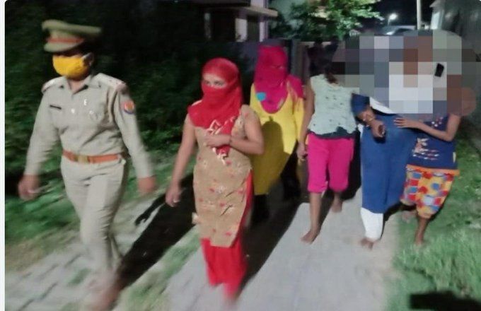 पुलिस ने सैक्स रैकेट का किया भंडाफोड़, फिर मची भगदड़...आपत्तिजनक वस्तुएं भी बरामद पुलिस ने सैक्स रैकेट का किया भंडाफोड़, फिर मची भगदड़...आपत्तिजनक वस्तुएं भी बरामद