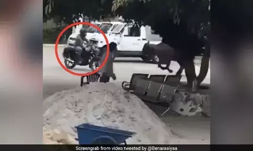 बाइक पर जा रहा था पुलिसवाला, गुस्से में भैंस ने कर दिया Attack, सड़क पर ऐसे खदेड़ा सींग से... देखें Video बाइक पर जा रहा था पुलिसवाला, गुस्से में भैंस ने कर दिया Attack, सड़क पर ऐसे खदेड़ा सींग से... देखें Video