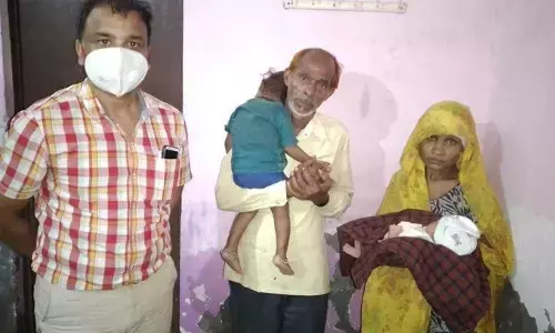 गरीब मां की गोद में पहुंचा बच्चा, डिलीवरी फीस न देने पर एक लाख में हुआ था सौदा गरीब मां की गोद में पहुंचा बच्चा, डिलीवरी फीस न देने पर एक लाख में हुआ था सौदा