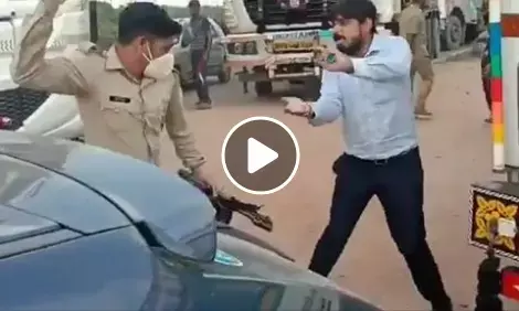 भाजपा विधायक के सरकारी गनर ने सरेराह पब्लिक को लाठी से पीटा, वीडियो वायरल भाजपा विधायक के सरकारी गनर ने सरेराह पब्लिक को लाठी से पीटा, वीडियो वायरल