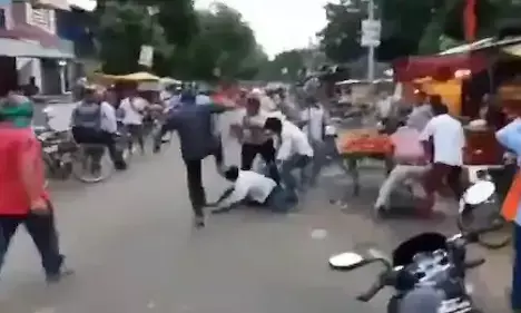 UP : बीच चौराहे प्रधान पति और बेटे की लाठी-डंडों से पिटाई, पुलिसकर्मी को भी नहीं बख्शा UP : बीच चौराहे प्रधान पति और बेटे की लाठी-डंडों से पिटाई, पुलिसकर्मी को भी नहीं बख्शा