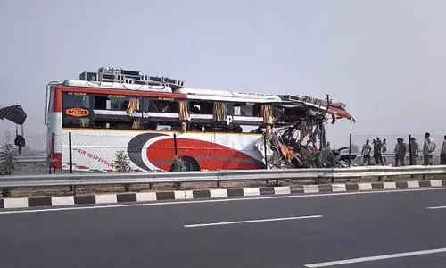 कन्नौज: आगरा-लखनऊ एक्सप्रेस-वे पर डबल डेकर बस पलटी, 26 मजदूर घायल कन्नौज: आगरा-लखनऊ एक्सप्रेस-वे पर डबल डेकर बस पलटी, 26 मजदूर घायल
