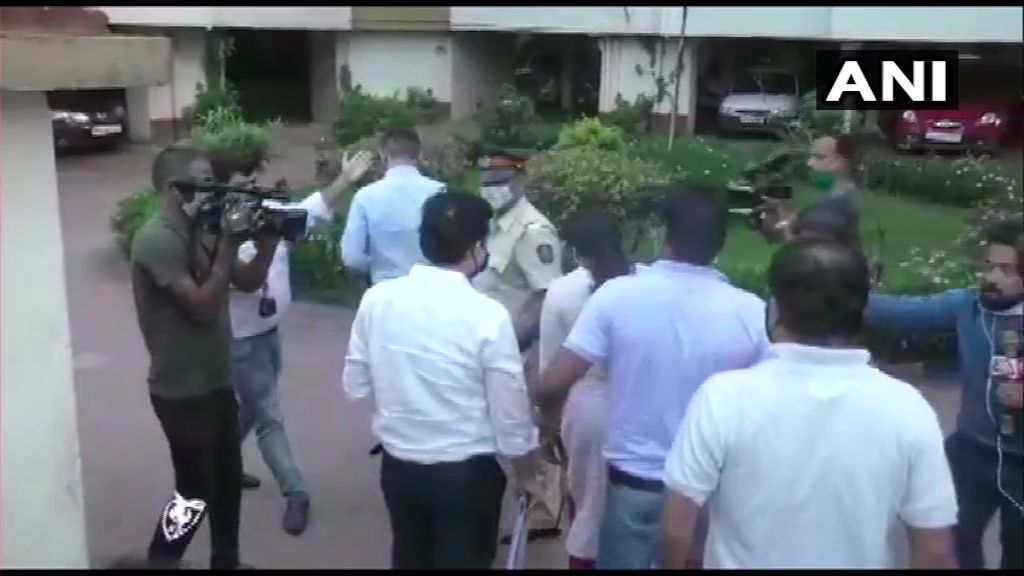 सुशांत केस में ड्रग्स कनेक्शन : रिया और सैमुअल के घर NCB टीम ने मारा छापा, मुंबई पुलिस भी पहुंची सुशांत केस में ड्रग्स कनेक्शन : रिया और सैमुअल के घर NCB टीम ने मारा छापा, मुंबई पुलिस भी पहुंची