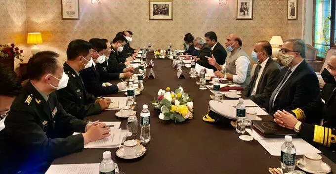 राजनाथ और चीन के रक्षा मंत्री के बीच बैठक, राजनाथ ने चीन का नाम लिए बगैर कहा- शांति के लिए आक्रामक तेवर ठीक नहीं