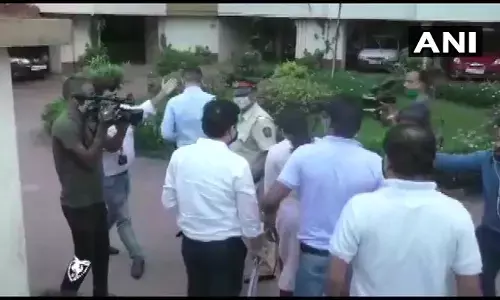 सुशांत केस में ड्रग्स कनेक्शन : रिया और सैमुअल के घर NCB टीम ने मारा छापा, मुंबई पुलिस भी पहुंची सुशांत केस में ड्रग्स कनेक्शन : रिया और सैमुअल के घर NCB टीम ने मारा छापा, मुंबई पुलिस भी पहुंची