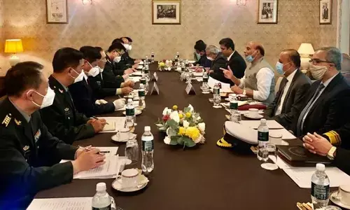 राजनाथ और चीन के रक्षा मंत्री के बीच बैठक, राजनाथ ने चीन का नाम लिए बगैर कहा- शांति के लिए आक्रामक तेवर ठीक नहीं राजनाथ और चीन के रक्षा मंत्री के बीच बैठक, राजनाथ ने चीन का नाम लिए बगैर कहा- शांति के लिए आक्रामक तेवर ठीक नहीं