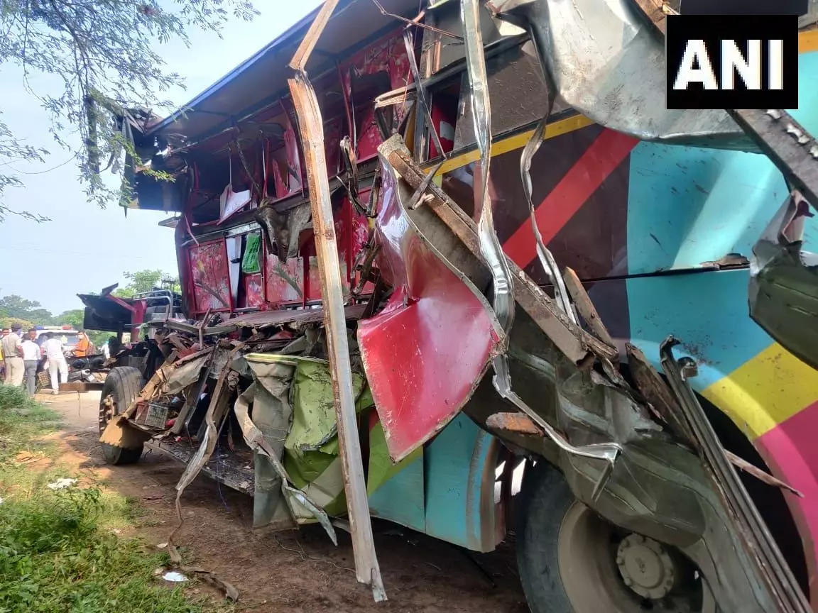 छत्तीसगढ़ में भीषण हादसा, बस-ट्रक की टक्कर में 7 की मौत 7 घायल