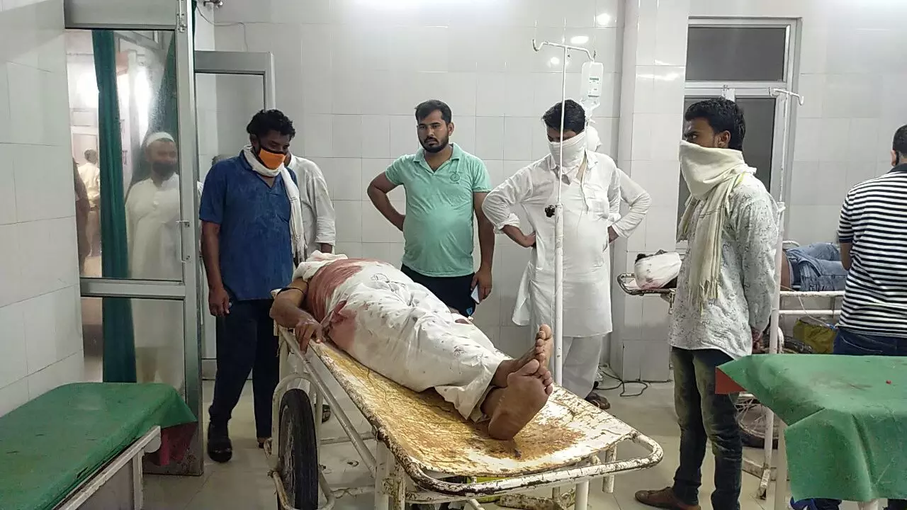 बिजनौर: बछड़ा बांधने को लेकर दो पक्षों में खूनी संघर्ष