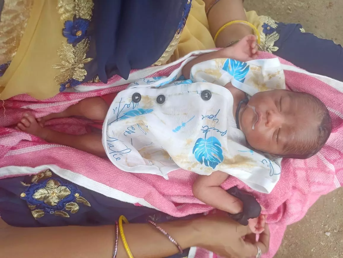सुल्तानपुर: लावारिस नवजात शिशु को पुलिस ने चाइल्ड हेल्पलाइन को सौंपा