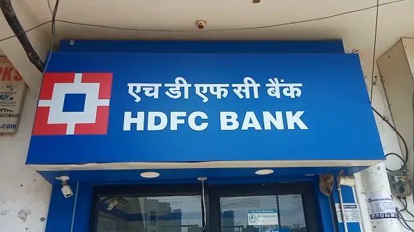 नोएडा में एटीएम बदलकर फ्रॉड करने वाले युवक को पुलिस ने लोगों की मदद से किया गिरफ्तार नोएडा में एटीएम बदलकर फ्रॉड करने वाले युवक को पुलिस ने लोगों की मदद से किया गिरफ्तार