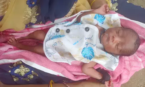 सुल्तानपुर: लावारिस नवजात शिशु को पुलिस ने चाइल्ड हेल्पलाइन को सौंपा