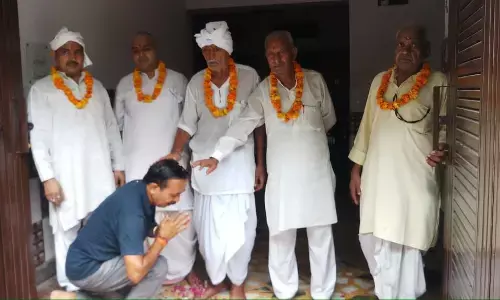 शिक्षक दिवस पर गुरुजनों को सम्मानित कर चरण छू कर लिया आशीर्वाद - धर्मेंद्र त्यागी शिक्षक दिवस पर गुरुजनों को सम्मानित कर चरण छू कर लिया आशीर्वाद - धर्मेंद्र त्यागी
