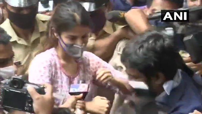 सुशांत केस : रिया से NCB की पूछताछ जारी, आज हो सकती हैं गिरफ्तार, एक और ड्रग्स पैडलर अरेस्ट सुशांत केस : रिया से NCB की पूछताछ जारी, आज हो सकती हैं गिरफ्तार, एक और ड्रग्स पैडलर अरेस्ट