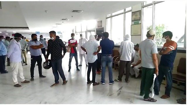 नोएडा में लापरवाही से चली गोली, दो की हालत गंभीर, दो खतरे से बाहर नोएडा में लापरवाही से चली गोली, दो की हालत गंभीर, दो खतरे से बाहर