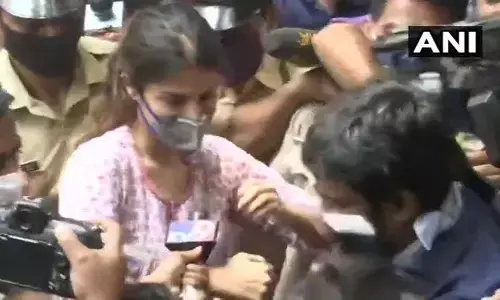 सुशांत केस : रिया से NCB की पूछताछ जारी, आज हो सकती हैं गिरफ्तार, एक और ड्रग्स पैडलर अरेस्ट सुशांत केस : रिया से NCB की पूछताछ जारी, आज हो सकती हैं गिरफ्तार, एक और ड्रग्स पैडलर अरेस्ट