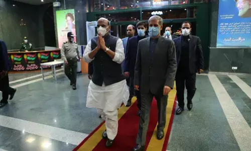 तेहरान में ईरानी रक्षामंत्री आमिर हातमी से हुई राजनाथ सिंह की मुलाकात, चीन की बढ़ेगी टेंशन तेहरान में ईरानी रक्षामंत्री आमिर हातमी से हुई राजनाथ सिंह की मुलाकात, चीन की बढ़ेगी टेंशन