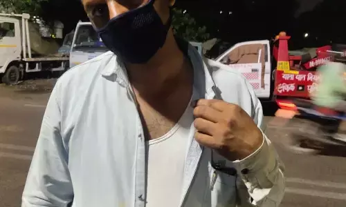 नोएडा: लोकतंत्र के चौथे स्तंभ पर फिर हुआ हमला,दंबगों ने की पत्रकार से मारपीट नोएडा: लोकतंत्र के चौथे स्तंभ पर फिर हुआ हमला,दंबगों ने की पत्रकार से मारपीट