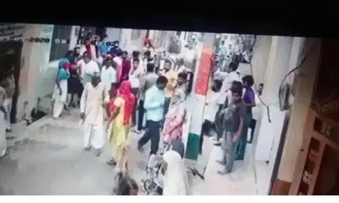 शामली: दो पक्षों में जमकर हुई मारपीट, वीडियो वायरल शामली: दो पक्षों में जमकर हुई मारपीट, वीडियो वायरल