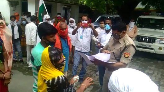 ग्रामीणों ने एसपी को गोमती नदी में डूबकर हुई मौत को हत्या बताया ग्रामीणों ने एसपी को गोमती नदी में डूबकर हुई मौत को हत्या बताया