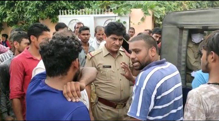 मुजफ्फरनगर : दिनदहाड़े लूट की घटना को अंजाम देकर भाग रहे बदमाशों की ग्रामीणों ने की जमकर पिटाई मुजफ्फरनगर : दिनदहाड़े लूट की घटना को अंजाम देकर भाग रहे बदमाशों की ग्रामीणों ने की जमकर पिटाई