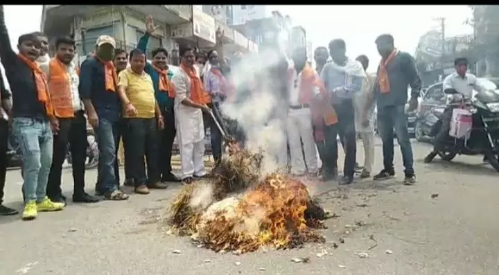 क्रांति सेना ने फूंका शिव सेना नेता संजय राउत का पुतला