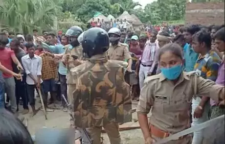 यूपी के कुशीनगर में शिक्षक के हत्यारे को भीड़ ने पुलिस कस्टडी से छुड़ाकर उतारा मौत के घाट