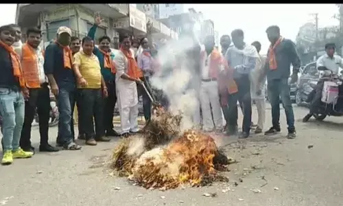 क्रांति सेना ने फूंका शिव सेना नेता संजय राउत का पुतला क्रांति सेना ने फूंका शिव सेना नेता संजय राउत का पुतला