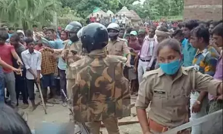 यूपी के कुशीनगर में शिक्षक के हत्यारे को भीड़ ने पुलिस कस्टडी से छुड़ाकर उतारा मौत के घाट यूपी के कुशीनगर में शिक्षक के हत्यारे को भीड़ ने पुलिस कस्टडी से छुड़ाकर उतारा मौत के घाट