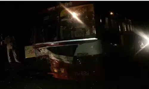 तेज़ रफ़्तार बस ने वैगनार कार में मारी टक्कर, दो की मौत तेज़ रफ़्तार बस ने वैगनार कार में मारी टक्कर, दो की मौत