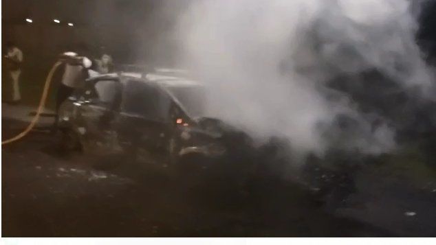 चलती कार में अचानक लगी आग, पूरी जलकर हुई खाक चलती कार में अचानक लगी आग, पूरी जलकर हुई खाक